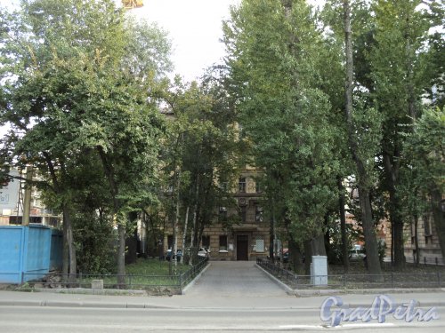 Сквер перед домом 16 по набережной Адмирала Лазарева. Фото сентябрь 2010 г.