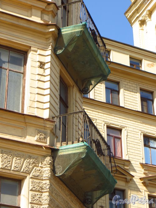 Наб. реки Фонтанки, дом 123. Аварийные балконы со стороны Вознесенского проспекта. Фото 28 мая 2013 г.  