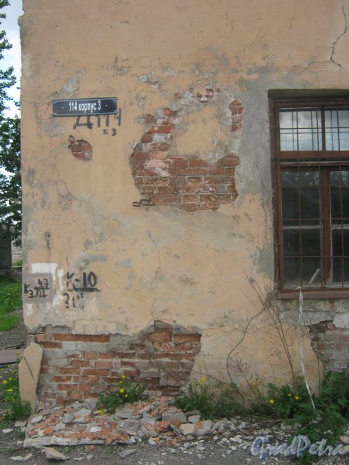 Наб. Обводного кан., дом 114, корпус 4. Фрагмент здания и табличка с его номером. Фото 30 мая 2013 г.