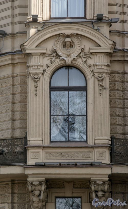 Адмиралтейская наб., д. 8. Дворец великого князя Михаила Михайловича. Фрагмент фасада. Фото май 2013 г.