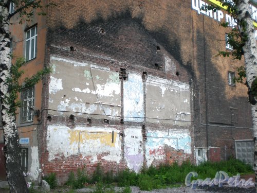 Свердловская наб., д. 40, корп. 2, лит. К. След от снесенной соседней постройки на западном фасаде здания. Фото июнь 2009 г.