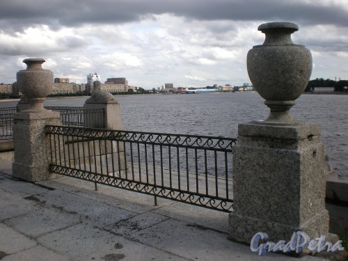 Гранитные вазы двухъярусной каменной террасы-пристани напротив бывшей усадьбы Кушелевых-Безбородко. Фото июнь 2009 г.