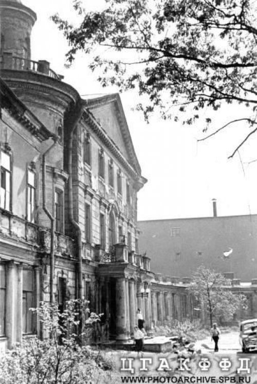 Свердловская наб., д. 40, лит. А. Главный фасад здания. Фото 1950-х гг. (из архива ЦГАКФФД СПб)