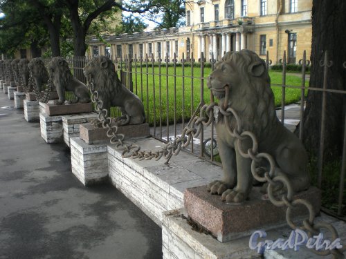 Свердловская наб., д. 40, лит. А. Уникальная ограда из 29-ти львов перед главным фасадом здания. Фото июнь 2009 г.