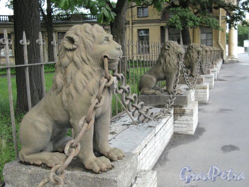Свердловская наб., д. 40, лит. А. Ограда из 29-ти львов перед главным фасадом здания. Фото июнь 2009 г.