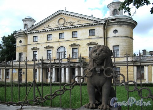 Свердловская наб., д. 40, лит. А. Фасад основного здания и фрагмент ограды. Фото июнь 2009 г.