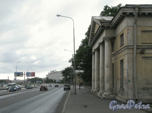 Перспектива Свердловской набережной от дома 40 в сторону Феодосийской улицы и улицы Ватутина. Фото июнь 2009 г.