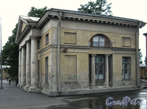 Свердловская наб., д. 40, лит. А. Правый (южный) флигель, фланкирующий основное здание. Фото июнь 2009 г.