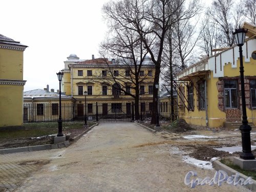 Свердловская наб., д. 40, лит. А. Вид на основное здание сзади. Фото январь 2014 г.