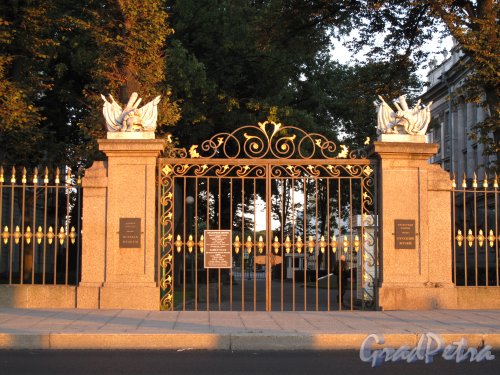 Дворцовая наб., д. 6. Ограда сада Мраморного Дворца со стороны Дворцовой набережной во время заката. Фото август 2013 г.  