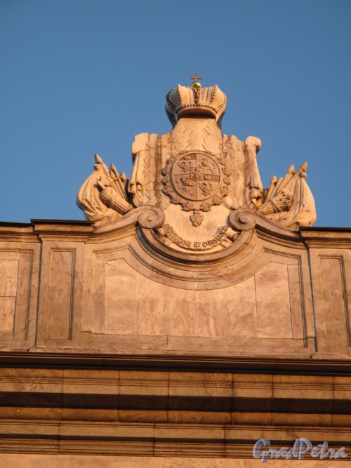 Дворцовая наб., д. 6. Герб на фронтоне Мрамоморного Дворца. Фото август 2013 г. 