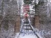 Лен. обл., Выборгский р-н, Маяк Стирсудден. Ворота входа на территорию маяка с Приморского шоссе. Фото 7 декабря 2013 г.