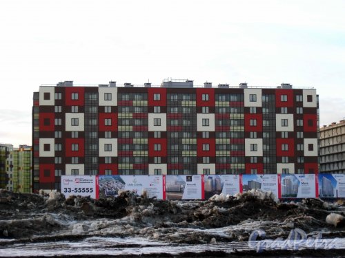 Пос. Кудрово, квартал «Вена» жилого комплекса «Семь Столиц». Фасад со стороны Большого Заневского проспекта. Фото 24 марта 2013 г.