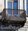 Бол. Конюшенная ул., д. 6. Доходный дом Финской церкви св. Марии. Решетка балкона. Фото март 2010 г.