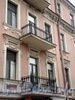Манежный пер., д. 2. Бывший доходный дом. Фрагмент фасада с балконами. Фото март 2010 г.