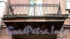Манежный пер., д. 7 (левая часть). Бывший доходный дом. Решетка балкона. Фото март 2010 г.