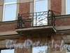 Ул. Котовского, д. 4. Бывший доходный дом. Решетка балкона. Фото апрель 2010 г.
