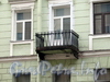 3-я линия В.О., д. 10. Бывший доходный дом. Решетка балкона. Фото май 2010 г.