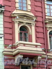 3-я линия В.О., д. 12. Бывший доходный дом. Фрагмент фасада с балконом. Фото май 2010 г.
