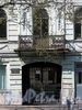 Фурштатская ул., д. 6. Решетки балкона и ворот. Фото май 2010 г.