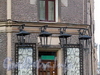 Малодетскосельский пр., д. 25 / Батайский пер., д. 10-12. Фонари угловой части фасада. Фото май 2010 г.