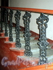 Бобруйская ул., д. 2. Литые балясины перил лестницы. Фото май 2010 г.