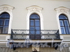 Наб. реки Мойки, д. 84. Доходный дом Касаткина-Ростовского. Решетка балкона. Фото июнь 2010 г.