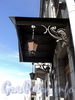 Английская наб., д. 14. Кронштейны козырька и фонари главного входа. Фото июнь 2010 г.
