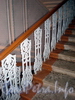 Гродненский пер., д. 11. Литые балясины перил лестницы. Фото апрель 2010 г.