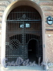 Захарьевская ул., д. 13. Решетка ворот. Фото июль 2010 г.
