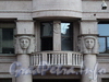 Захарьевская ул., д. 23. Балкон и капители полуколонн в виде женских голов. Фото июль 2010 г.