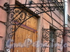 Астраханская ул., д. 17. Кронштейны козырька подъезда (в настоящее время отсутствуют). Фото август 2004 г.