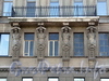 Наб. Мартынова, д. 6. Дом С. В. Ершовой. Атланты, поддерживающие балкон. Фото июнь 2010 г.