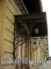 Наб. Кутузова, д. 16. Кронштейны козырька парадного входа. Фото сентябрь 2010 г.