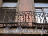 Верейская ул., д. 13, лит. А. Поврежденная часть решетки балкона второго этажа. Фото август 2010 г.