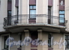 Можайская ул., д. 24-26. Угловой балкон. Фото май 2010 г.