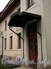 Санаторная аллея, д. 3. Кронштейны козырька главного входа. Фото сентябрь 2010 г.