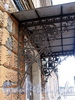 Гагаринская ул., д. 1 (средняя часть). Кронштейны козырька подъезда. Фото сентябрь 2010 г.