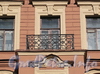 Ул. Писарева, д. 14. Ограждение балкона эркера лицевого корпуса. Фото апрель 2011 г.