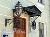 Мал. Конюшенная ул., д. 8. Козырек над входом и фонарь. Фото август 2011 г.