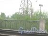 Рябовский мост через реку Лубья. Вид с Рябовского шоссе на фрагмент ограды. Фото 17 мая 2013 г.