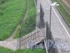 Лен. обл., Гатч. р-н, пос. Вырица (ПГТ). Вид с железнодорожного моста (пешеходный переход над ж/д) на фрагмент ограды ж/д платформы. Фото 25 мая 2013 г.