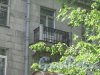 Кузнецовская ул., дом 30. Балкон со стороны дома 32. Фото 1 июня 2013 г.