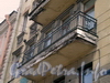 Заячий пер., д. 2/Суворовский пр., д. 51. Балкон на фасаде по Суворовскому проспекту Апрель 2009 г.