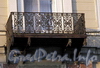 2-я линия В.О., д. 11. Бывший доходный дом. Балкон. Фото июль 2009 г.