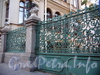 Конногвардейский бул., д. 7. Особняк М.В.Кочубея. Ограда и решетка ворот. Фото июль 2009 г. 