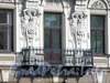 Наб. канала Грибоедова, д. 24. Доходный дом (меблированные комнаты) В.А.Ратькова-Рожнова. Балкон. Фото июль 2009 г.