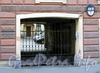 Столярный пер., д. 9. Решетка ворот. Фото август 2009 г.
