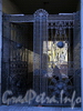 Бол. Конюшенная ул., д. 17. Доходный дом Корсаковых (Я. Ф. Сахара). Решетка ворот. Фото июль 2009 г.