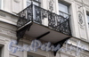 Итальянская ул., д. 31. Бывший доходный дом. Поврежденная решетка балкона. Фото октябрь 2009 г.